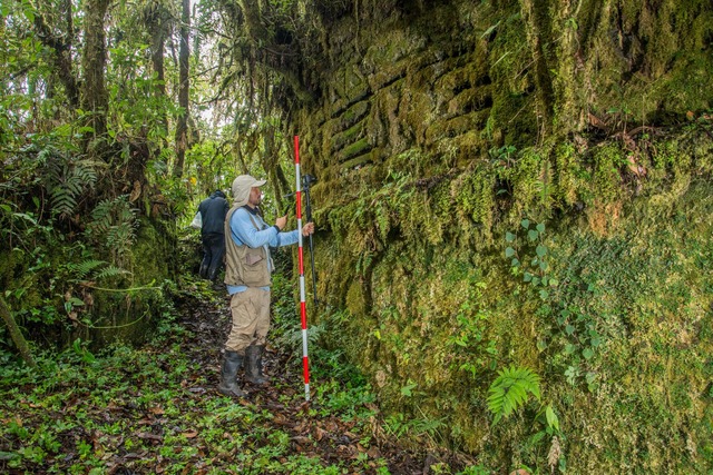 Das regenreiche Gebiet ist schwer zug&auml;nglich.  | Foto: Heinz Plenge Pardo/World Monuments Fund/dpa