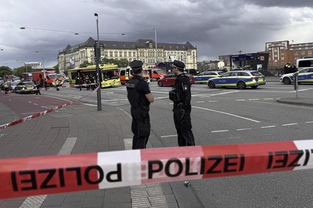 Frau sticht mit Messer auf Menschen ein