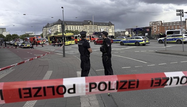 Polizisten sicherten das Gelände rund um den Hamburger Hauptbahnhof ab. | Foto: Christian Charisius (dpa) Polizisten sicherten das Gelände rund um den Hamburger Hauptbahnhof ab. | Foto: Christian Charisius (dpa)