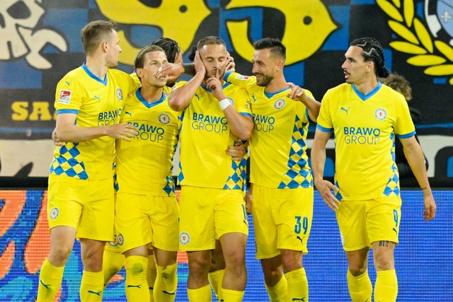 Eintracht Braunschweig hat das Relegat... beim 1. FC Saarbr&uuml;cken gewonnen.  | Foto: Uwe Anspach/dpa