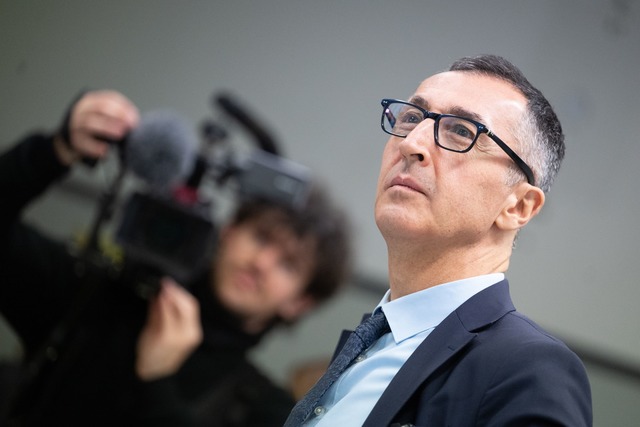 Das Spiel mit den Medien beherrscht Cem &Ouml;zdemir gut. (Archivbild)  | Foto: Marijan Murat/dpa