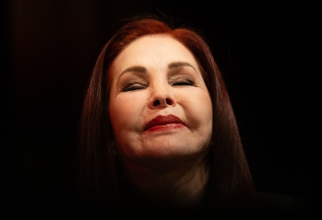 Priscilla Presley bringt mit 80 Jahren neue Memoiren heraus.  | Foto: Boris Roessler/dpa