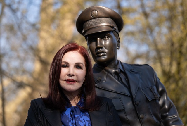 In Deutschland begann ihre Romanze mit Elvis Presley.  | Foto: Boris Roessler/dpa