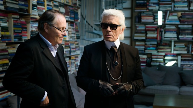 Designer Karl Lagerfeld im Gespr&auml;...em Filmemacher Gero von Boehm (links).  | Foto: Till Vielrose/ZDF/3sat/dpa