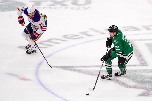 Leon Draisaitl (links) legte beim Sieg... Oilers in den laufenden Playoffs auf. | Foto: LM Otero/AP/dpa Leon Draisaitl (links) legte beim Sieg... Oilers in den laufenden Playoffs auf. | Foto: LM Otero/AP/dpa