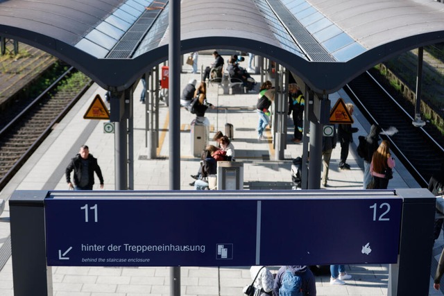 Die Bahnsteige sind wieder freigegeben. | Foto: Georg Wendt (dpa) Die Bahnsteige sind wieder freigegeben. | Foto: Georg Wendt (dpa)