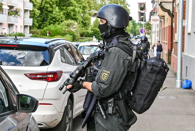 Dutzende schwer bewaffnete Polizisten ...Zeugen Schüsse gehört haben. | Foto: Simon Zeiher/onw-images/dpa Dutzende schwer bewaffnete Polizisten ...Zeugen Schüsse gehört haben. | Foto: Simon Zeiher/onw-images/dpa