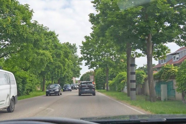 Der Blitzer an der B3 in Hgelheim sp...ch Wirkung auf die Verkehrsteilnehmer.  | Foto: Volker Mnch