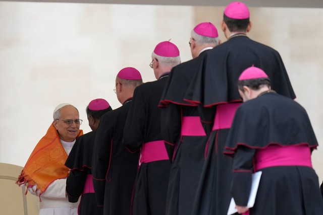 Der neue Papst Leo XIV. hat eine alte ...genannten Konklave-Bonus. (Archivbild) | Foto: Gregorio Borgia/AP/dpa Der neue Papst Leo XIV. hat eine alte ...genannten Konklave-Bonus. (Archivbild) | Foto: Gregorio Borgia/AP/dpa