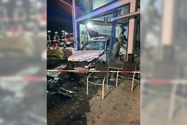 In St. Georgen flchtet eine 15-Jhrige mit dem Auto vor der Polizei - fhrt in Autohaus