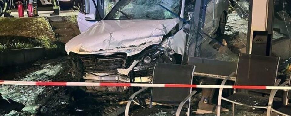 In St. Georgen flchtet eine 15-Jhrige mit dem Auto vor der Polizei - fhrt in Autohaus