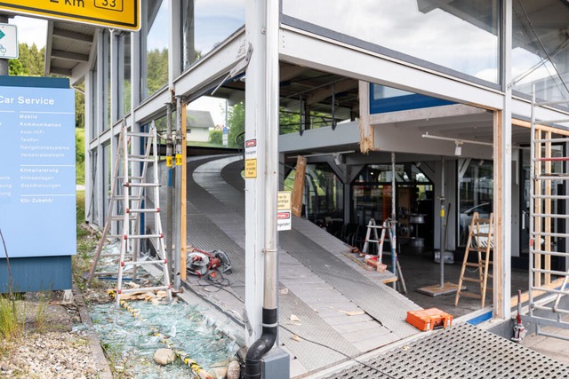 Stützpfeiler des Autohauses wurden beschädigt. | Foto: Joshua Rzepka (dpa) Stützpfeiler des Autohauses wurden beschädigt. | Foto: Joshua Rzepka (dpa)