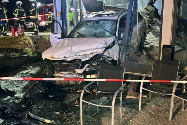 15-Jhrige flchtet mit dem Auto vor der Polizei - und fhrt in ein Autohaus