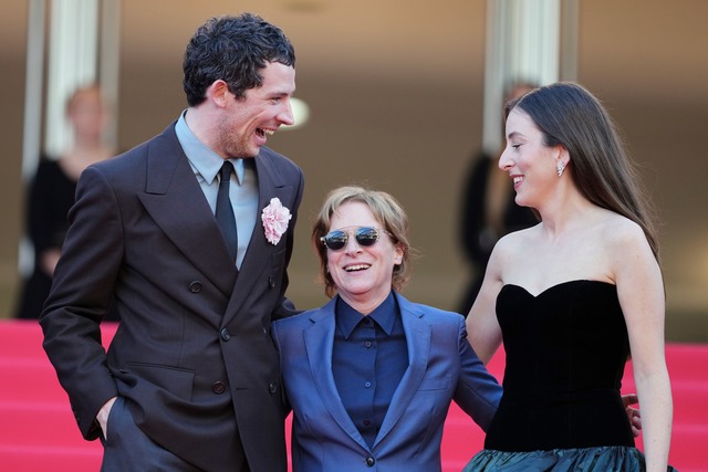 Josh O'Connor (l-r), Regisseurin Kelly...vor der Premiere von "The Mastermind".  | Foto: Natacha Pisarenko/Invision/AP/dpa