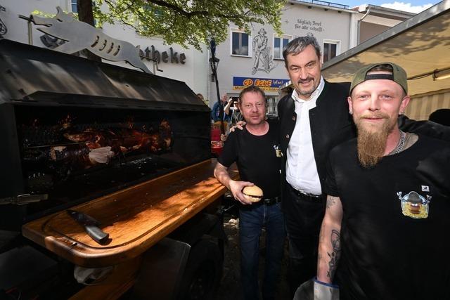 Schweine-Wettgrillen mit Sder und Peta-Protest