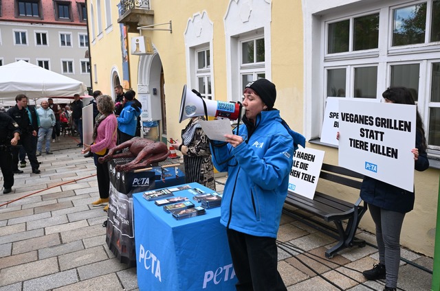 "Veganes Grillen statt Tiere killen": Peta-Protest in Viechtach.  | Foto: Felix H&ouml;rhager/dpa