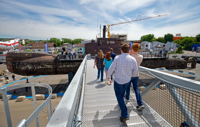 Eine 20 Meter lange Br&uuml;cke verbin...Boot mit einer der Ausstellungshallen.  | Foto: Uwe Anspach/dpa