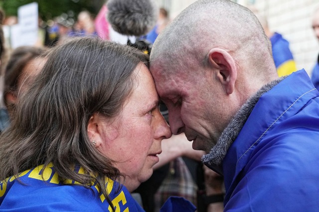 EIn Austausch von Gefangenen f&uuml;hr...seiner Frau in der Region Tschernihiw.  | Foto: Efrem Lukatsky/AP/dpa