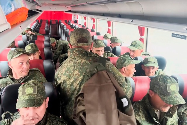 Diese von der Ukraine freigelassenen G...s gebracht, Russlands engstem Partner.  | Foto: Uncredited/Russian Defense Ministry/AP/dpa