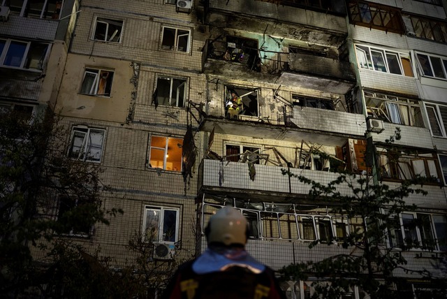 In der ukrainischen Hauptstadt gab es ...tze und Sch&auml;den an Geb&auml;uden.  | Foto: Alex Babenko/AP/dpa