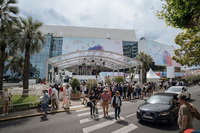 Die Stadt Cannes und die umliegenden G...m Stromausfall betroffen. (Archivbild) | Foto: Lewis Joly/AP/dpa Die Stadt Cannes und die umliegenden G...m Stromausfall betroffen. (Archivbild) | Foto: Lewis Joly/AP/dpa