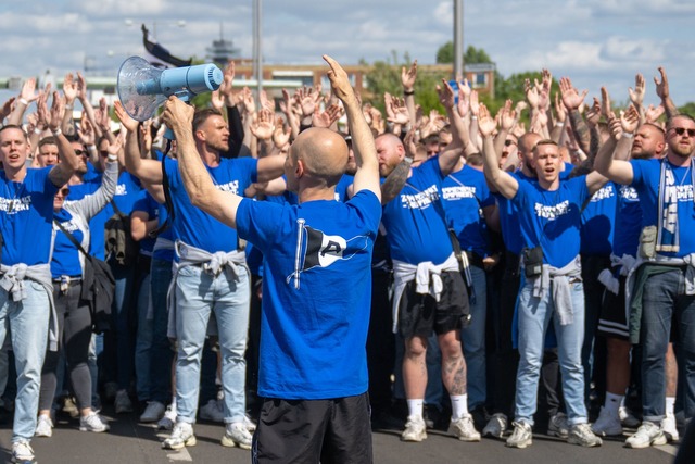 Gute Stimmung herrschte auch bei den Tausenden Arminia-Fans.  | Foto: Christophe Gateau/dpa