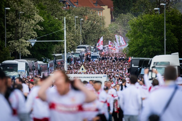 Tausende VfB-Fans zogen Richtung Stadion.  | Foto: Christoph Soeder/dpa