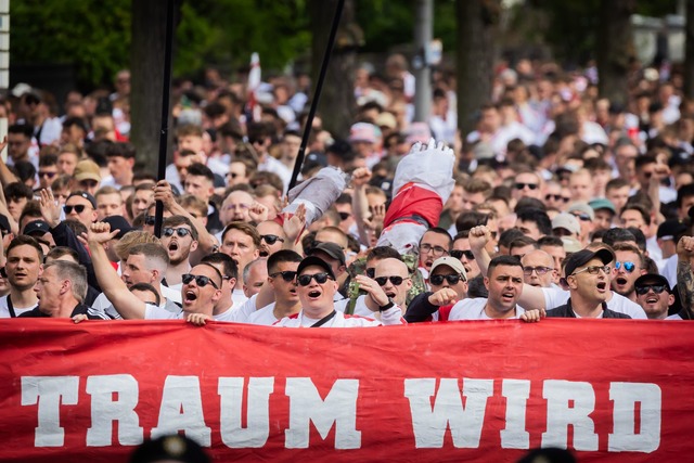 Mit Schlachtrufen n&auml;herten sich die Fans dem Stadion.  | Foto: Christoph Soeder/dpa