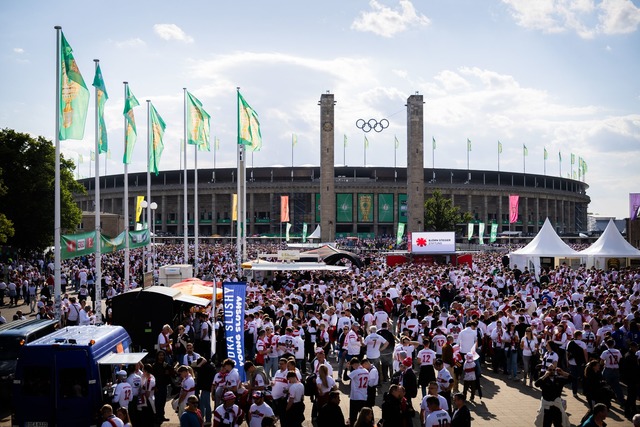 Beide Fangruppen kamen am sp&auml;ten Nachmittag am Olympiastadion an.  | Foto: Christoph Soeder/dpa