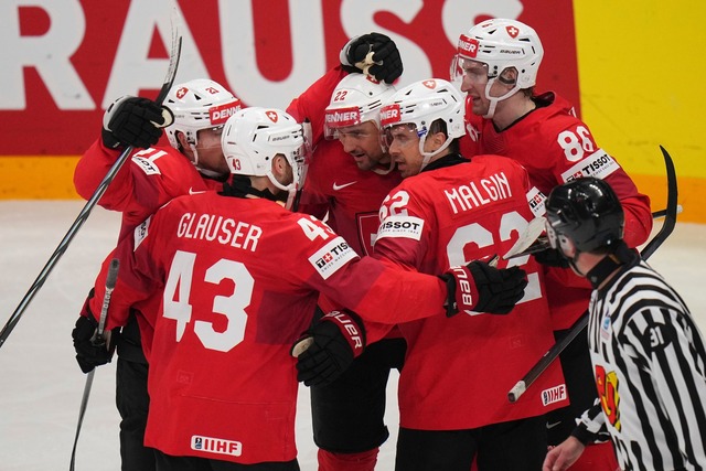 Die Schweiz siegte souver&auml;n gegen...k und tr&auml;umt vom ersten WM-Titel.  | Foto: Petr David Josek/AP/dpa