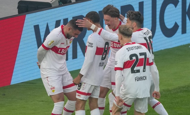 Deniz Undav freut sich mit seinen Teamkollegen &uuml;ber das 3:0.  | Foto: S&ouml;ren Stache/dpa