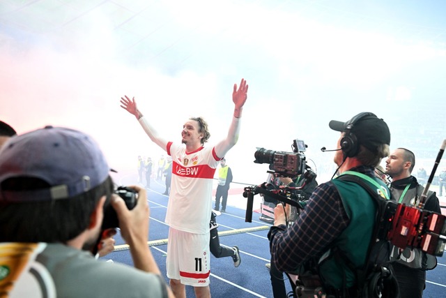 Nick Woltemade hat guten Grund, sich feiern zu lassen.  | Foto: Bernd Wei&szlig;brod/dpa