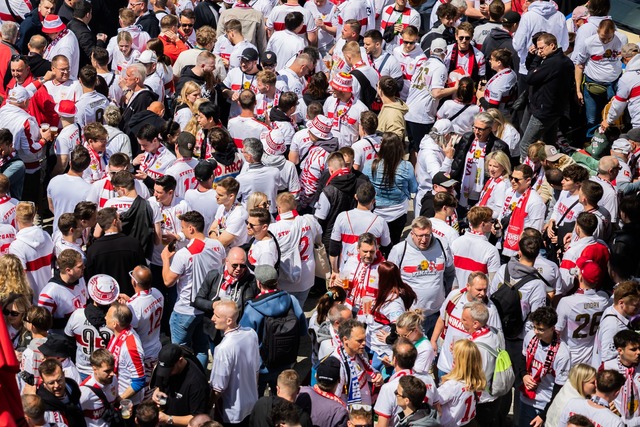 Die Fans stimmten sich schon Stunden zuvor auf das Endspiel ein.  | Foto: Christoph Soeder/dpa