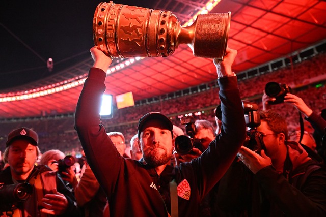 VfB-Trainer Sebastian Hoeneß w&a... Tür des Berliner Clubs Berghain. | Foto: Bernd Weißbrod/dpa VfB-Trainer Sebastian Hoeneß w&a... Tür des Berliner Clubs Berghain. | Foto: Bernd Weißbrod/dpa