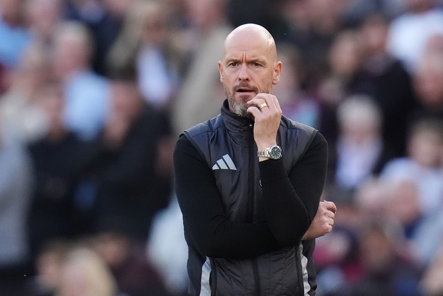 Trainer Erik ten Hag steht einem Beric...der Unterschrift bei Bayer Leverkusen. | Foto: John Walton/PA Wire/dpa Trainer Erik ten Hag steht einem Beric...der Unterschrift bei Bayer Leverkusen. | Foto: John Walton/PA Wire/dpa