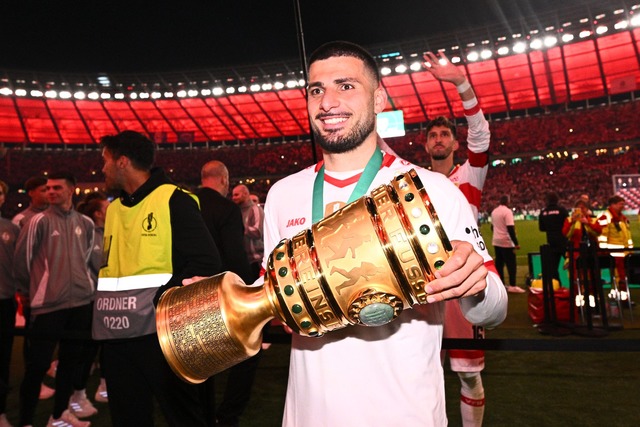 Deniz Undav schnappte sich den Pokal | Foto: Tom Weller/dpa Deniz Undav schnappte sich den Pokal | Foto: Tom Weller/dpa