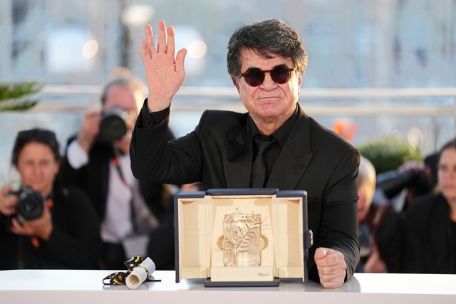 Jafar Panahi mit der Goldenen Palme.  | Foto: Scott A Garfitt/Invision/AP/dpa