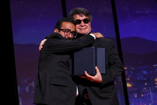 Der Filmemacher Vahid Mobseri umarmt Jafar Panahi bei der Preisverleihung.  | Foto: Joel C Ryan/Invision/AP/dpa