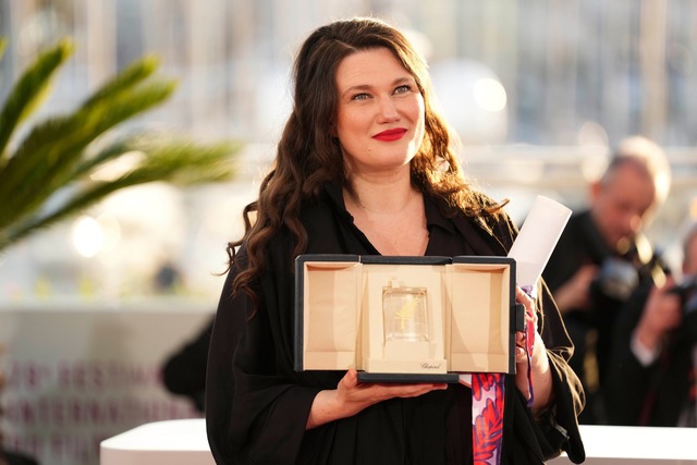 Mascha Schilinski mit ihrer Auszeichnung.  | Foto: Scott A Garfitt/Invision/AP/dpa