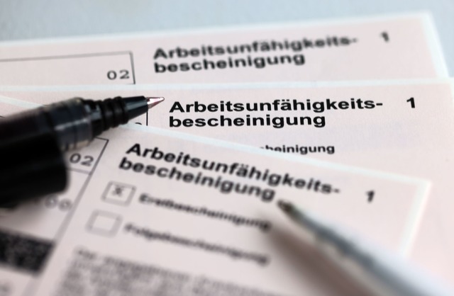 Eine Erkältungswelle hat den Kran...uf hohem Niveau gehalten. (Symbolbild) | Foto: Jens Büttner/dpa/dpa-tmn Eine Erkältungswelle hat den Kran...uf hohem Niveau gehalten. (Symbolbild) | Foto: Jens Büttner/dpa/dpa-tmn
