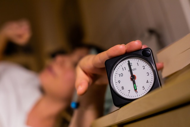 Eine Frau schaltet vom Bett aus einen auf sechs Uhr gestellten Wecker aus. | Foto: Christoph Soeder/dpa Eine Frau schaltet vom Bett aus einen auf sechs Uhr gestellten Wecker aus. | Foto: Christoph Soeder/dpa