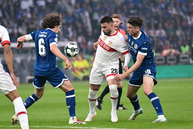 Stuttgarts Deniz Undav (2.v.r.) kämpft...lefelds Maximilian Großer um den Ball. | Foto: Bernd Weißbrod (dpa) Stuttgarts Deniz Undav (2.v.r.) kämpft...lefelds Maximilian Großer um den Ball. | Foto: Bernd Weißbrod (dpa)