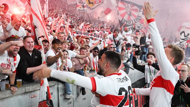 Stuttgarts Deniz Undav (l) und Stuttga...Tor zum 0:4 durch Millot vor den Fans. | Foto: Bernd Weißbrod (dpa) Stuttgarts Deniz Undav (l) und Stuttga...Tor zum 0:4 durch Millot vor den Fans. | Foto: Bernd Weißbrod (dpa)