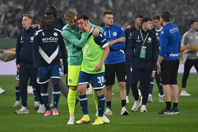 Bielefelds Torhüter Leo Oppermann tröstet Marius Wörl (38) nach dem Spiel. | Foto: Federico Gambarini (dpa) Bielefelds Torhüter Leo Oppermann tröstet Marius Wörl (38) nach dem Spiel. | Foto: Federico Gambarini (dpa)