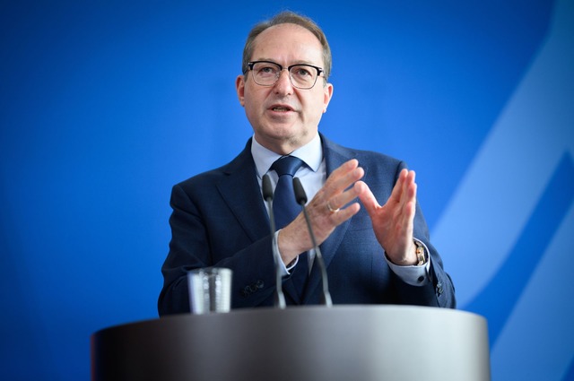 Innenminister Dobrindt will mit dem Ge...aktoren für Migranten reduzieren. | Foto: Bernd von Jutrczenka/dpa Innenminister Dobrindt will mit dem Ge...aktoren für Migranten reduzieren. | Foto: Bernd von Jutrczenka/dpa