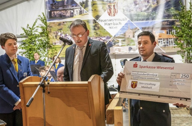 Ortsvorsteher Klaus Wetzel (Mitte) gra...e mit einer hilfreichen Finanzspritze. | Foto: Paul Eischet Ortsvorsteher Klaus Wetzel (Mitte) gra...e mit einer hilfreichen Finanzspritze. | Foto: Paul Eischet