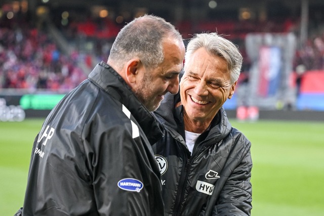 Vorbildliche Trainer-Routiniers: Frank Schmidt (l.) und Horst Steffen  | Foto: Harry Langer/dpa