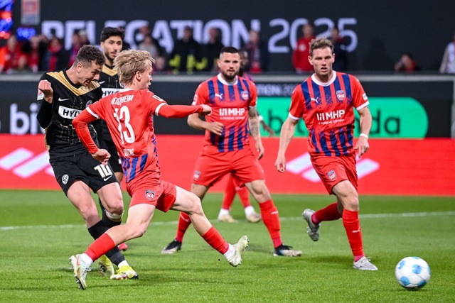 Torj&auml;ger Fisnik Asllani will Elve...nheim in die erste Liga schie&szlig;en  | Foto: Harry Langer/dpa