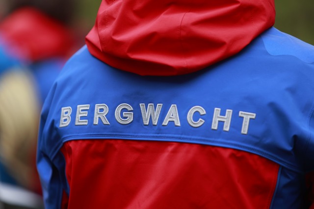 Zwei Wanderinnen sind von der Bergwach...m Abhang gerettet worden. (Symbolbild) | Foto: Matthias Bein/dpa Zwei Wanderinnen sind von der Bergwach...m Abhang gerettet worden. (Symbolbild) | Foto: Matthias Bein/dpa