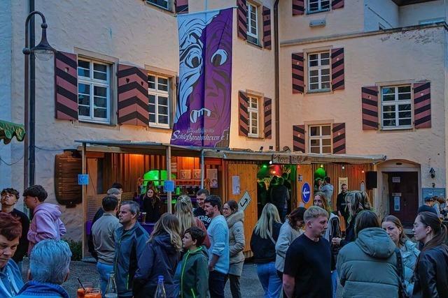 Besucher des Schlossgrabenhocks in Kirchhofen lassen sich vom Regen nicht beirren